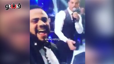 معجب يضايق عمرو دياب في حفل زفاف.. والهضبة: «إنت زهقتني» (فيديو)