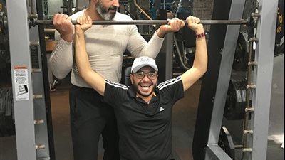 حسام داغر يسخر من صوره مع ياسر جلال في «الجيم»