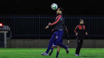 تقسيمة قوية في مران الأهلي الأول بالإمارات