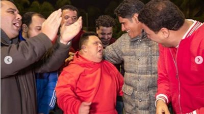 أبو هشيمة يحتفل بعيد ميلاد مشجع الأهلي 