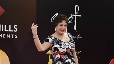 لبلبة تتحدث عن قصة شعرها الجديدة بافتتاح القاهرة السينمائي