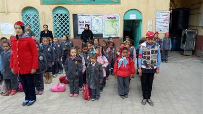 دقيقة حداد على ضحايا مسجد الروضة بمدرسة الكاثوليك في قنا (صور)