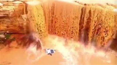 لحظة سقوط سيارة من فوق منحدر أمام صاحبها (فيديو)