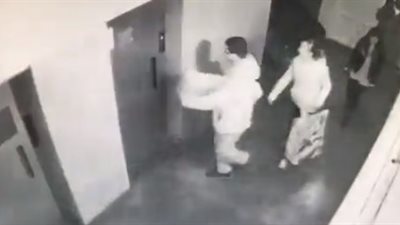 لحظة اعتداء لص على فتاة وسرقتها (فيديو)