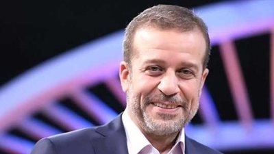 شريف منير يعزف على الطبلة في افتتاح مهرجان القاهرة السينمائى