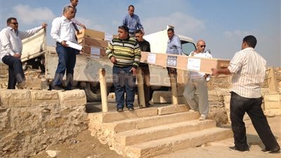 بالفيديو والصور.. نقل 15 قطعة خشبية من مركب خوفو للمتحف الكبير