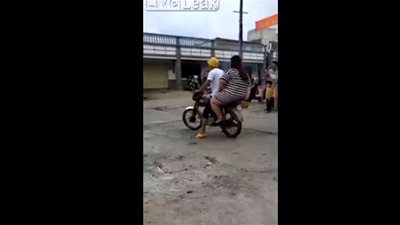 نهاية مروعة لفتاة بدينة استقلت دراجة نارية خلف شاب (فيديو)
