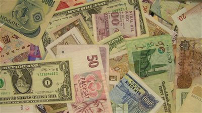 استقرار أسعار العملات الأجنبية أمام الجنيه.. اليوم