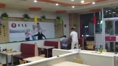 لحظة اعتداء شابين على 3 فتيات داخل مطعم بالضرب المبرح (فيديو)