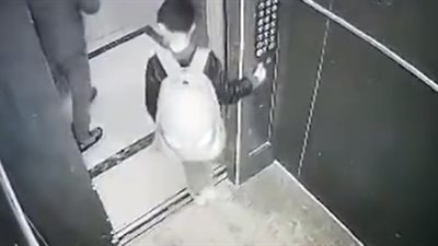 نهاية مروعة لصبي «شقي» لعب داخل أسانسير (فيديو)