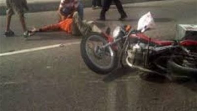 إصابة شخصين في حادث تصادم سيارة بـ«توك توك» في البحيرة