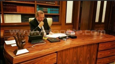 «أردوغان» يضع مجسما لإشارة «رابعة» على مكتبه الرئاسي