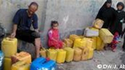 الكوليرا تقضي على الآلاف من أهل اليمن بسبب المياه الملوثة.. 3 مصادر ليست آمنة للشرب.. دمار شبكات الصرف الصحي.. أوان غير صحية.. واليونيسيف: الدولة اليمنية تعاني من فقر مائي وتفاقمت الأزمة بسبب الحرب