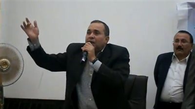 بالفيديو.. إشارة خارجة من محافظ الإسماعيلية بإصبعه للمواطنين