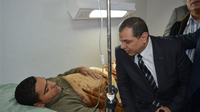 «سعفان» يزور خطيب مسجد الروضة المصاب (صور)