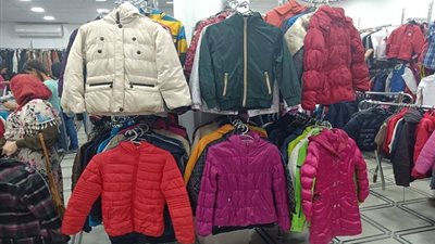 «محال البالة» قبلة أهالي بني سويف لمواجهة ارتفاع أسعار ملابس الشتاء
