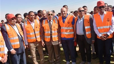 محافظ أسوان يطلق إشارة البدء في فعاليات اليوم البيئي (صور)