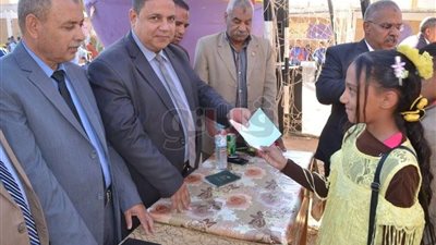 توزيع دفاتر توفير على طلاب المدارس بالوادي الجديد (صور)