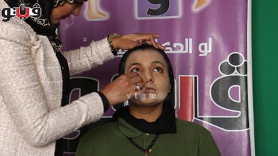 خطوات وضع كريم الأساس للعروس السمراء (فيديو)