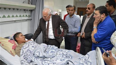 محافظة بورسعيد يزور مصابي حادث «أتوبيس العمال» (صور)