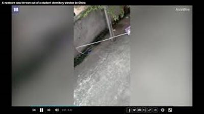 طالبة تلقي رضيعها من الطابق الرابع (فيديو)