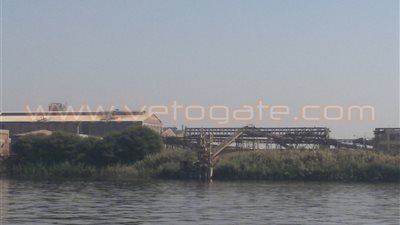 بالصور.. كارثة بيئية تهدد أهالي قنا.. تسرب المخلفات من مصانع 