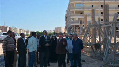 محافظ البحر الأحمر يشدد على سرعة توصيل المرافق لمبنى حي شمال بالغردقة