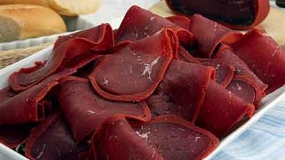 ضبط مصنعين لإنتاج البسطرمة وتعبئة زيت الطعام بدون ترخيص بالقليوبية