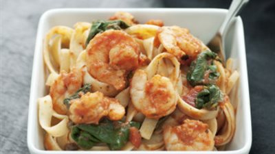 بوكاتينى بالجمبري والثوم على الطريقة الإيطالية