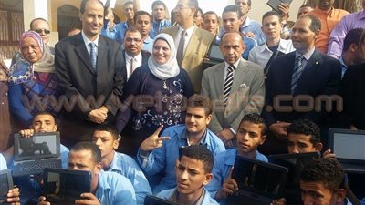 بالصور.. تسليم التابليت التعليمي لمدرسة الأمل للصم بالفيوم