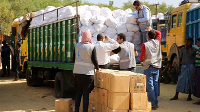 الأزهر و«حكماء المسلمين» يواصلون توزيع المساعدات على الروهينجا