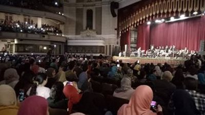 بدء حفل هاني شاكر في جامعة القاهرة على أنغام «بحبك أنا» (فيديو)