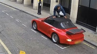 بالفيديو والصور.. لص يفشل في سرقة بورش بعد الدخول إليها