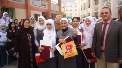 تكريم أوائل الشهادة الإعدادية ومنحهم شهادات تقدير بالإسكندرية