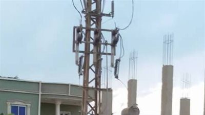 محول كهرباء وسط الشارع بعزبة محمد الدسوقي يهدد بكارثة في الفيوم