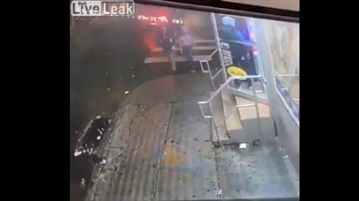 لحظة إطلاق الرصاص على فتاة (فيديو)