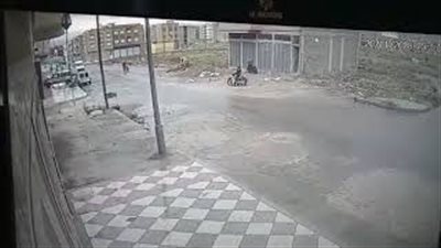 لحظة سرقة دراجة نارية في وضح النهار (فيديو)