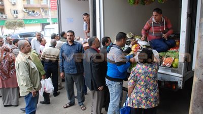 بالصور.. سيارات متنقلة لبيع السلع الغذائية بأسعار مخفضة في الجيزة