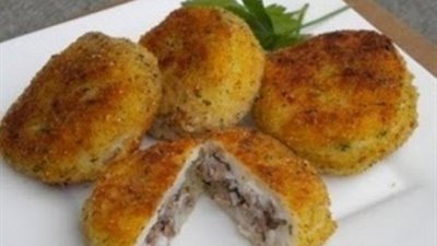 بطاطس بحشوة البروكلي وصوص البارميزان.. من مطبخ منال العالم