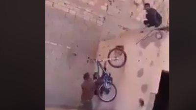 نهاية مروعة لشاب حاول استعراض مهاراته في ركوب الدراجة (فيديو)