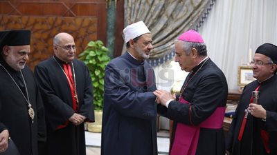 سفير الفاتيكان بالقاهرة يعزي الإمام الأكبر في شهداء مسجد الروضة