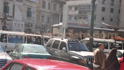 بالفيديو والصور.. العشوائية تسيطر على مواقف الأجرة بالإسكندرية