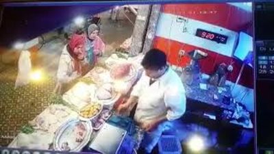 لحظة سرقة امرأتين مطعما بعد مغافلتهما صاحبه (فيديو)