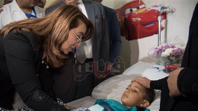 غادة والي: الدولة تقف إلى جانب أسر الشهداء (صور)