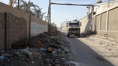 رئيس مدينة نجع حمادي: رفع ٣٥ طن قمامة بطريق شركة السكر (صور)