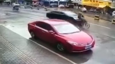 نهاية غريبة لتصادم بين سيارة وتروسيكل (فيديو)