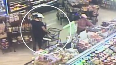 فتاة تسرق محفظة نقود من امرأة داخل متجر (فيديو)