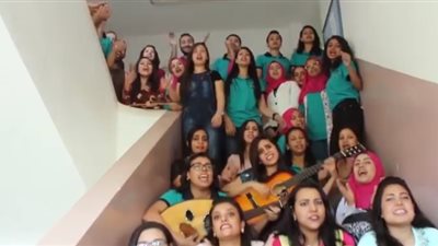 «صوابعك مش زي بعضها.. حفلات التخرج بأسيوط شكل تاني».. دفعة 53 طب تثير الغضب بالرقص على «حمو بيكا».. «فطير مشلتت وجبنة قديمة» بصيدلة.. «نفرتيتي» تتقدم «موكب