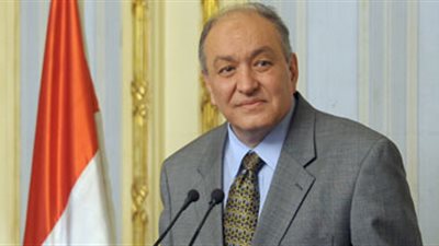 وزير الطيران ينفى بيع طائرات من أسطول مصر للطيران