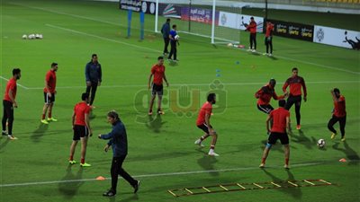 مران بدني وفقرة للتصويبات للاعبي الأهلي الغائبين عن لقاء الوصل